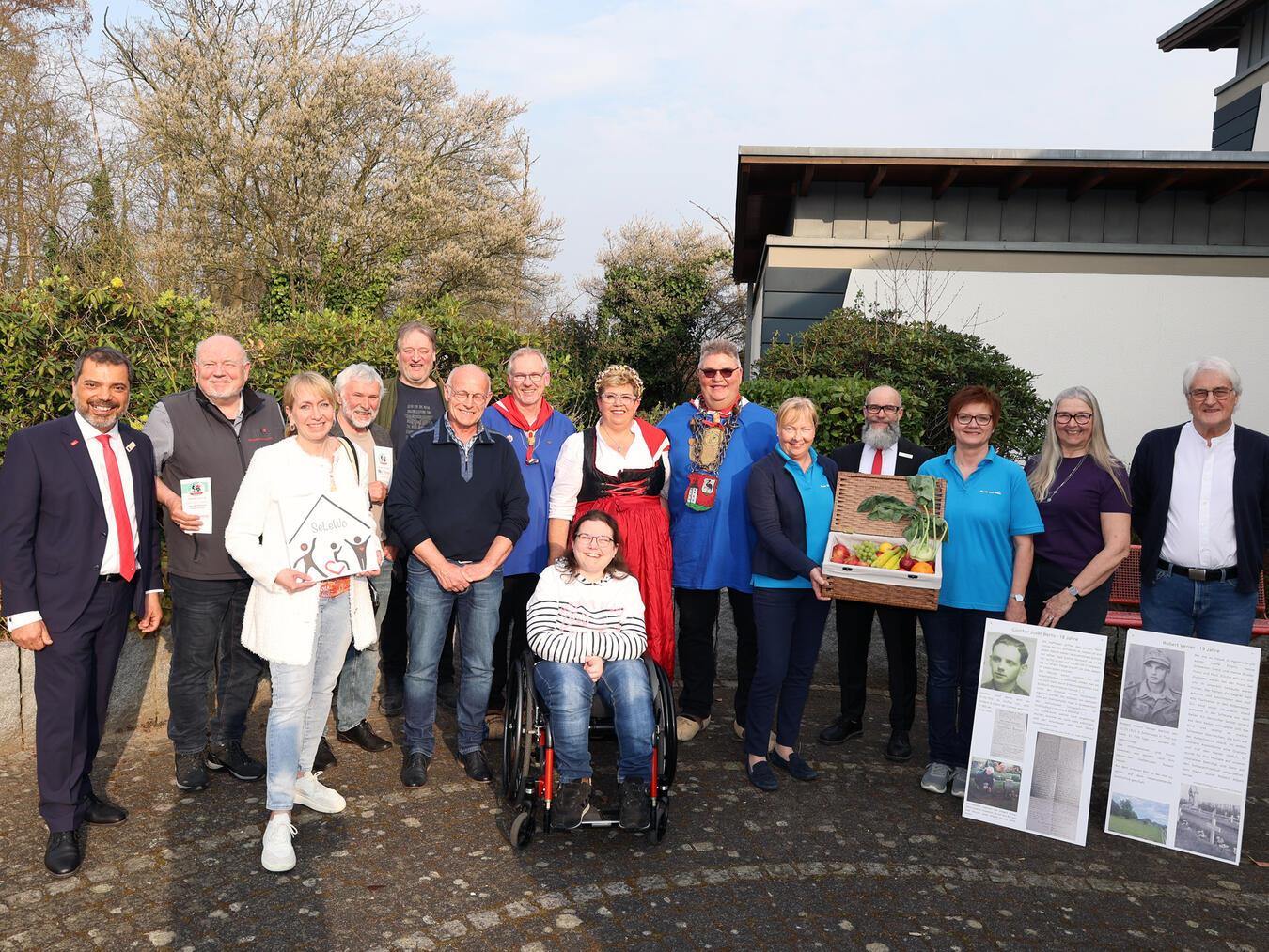Sechs Vereine aus Alpen, Moers, Neukirchen-Vluyn, Sonsbeck und Xanten erhielten aus dem Spendenprogramm GiroCents insgesamt 7.545,84 Euro. Giovanni Malaponti (ganz links) reichte das von Kunden der Sparkasse gespendete Geld jetzt in Kapellen an alle Spendenempfänger weiter. Foto: Sparkasse am Niederrhein