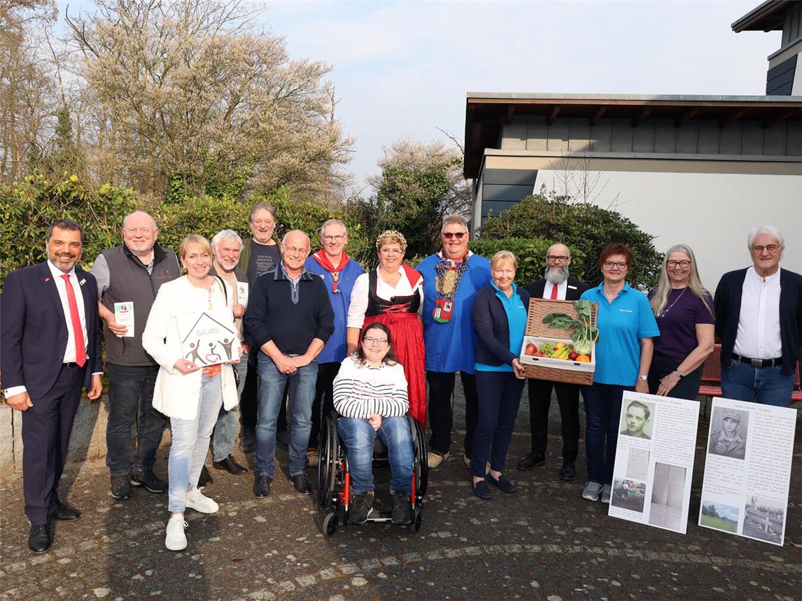 Sechs Vereine aus Alpen, Moers, Neukirchen-Vluyn, Sonsbeck und Xanten erhielten aus dem Spendenprogramm GiroCents insgesamt 7.545,84 Euro. Giovanni Malaponti (ganz links) reichte das von Kunden der Sparkasse gespendete Geld jetzt in Kapellen an alle Spendenempfänger weiter. Foto: Sparkasse am Niederrhein