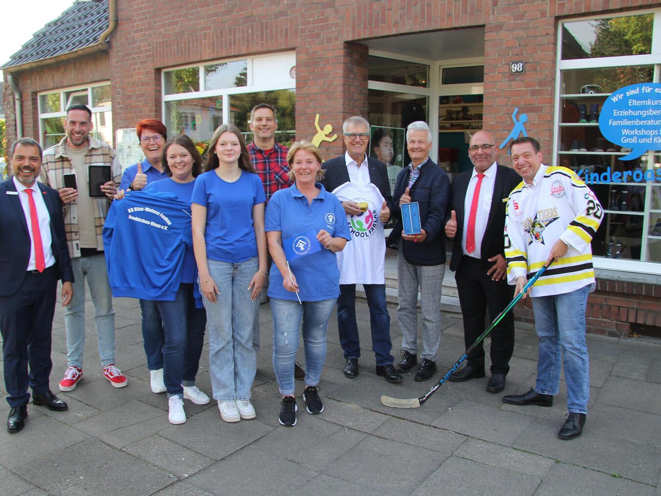 Sechs Vereine aus Sonsbeck, Xanten, Moers und Neukirchen-Vluyn erhielten aus dem Spendenprogramm GiroCents insgesamt 7.424,12 Euro. Giovanni Malaponti (ganz links) reichte das von Kunden der Sparkasse gespendete Geld jetzt an alle Spendenempfänger weiter. Foto: Sparkasse am Niederrhein