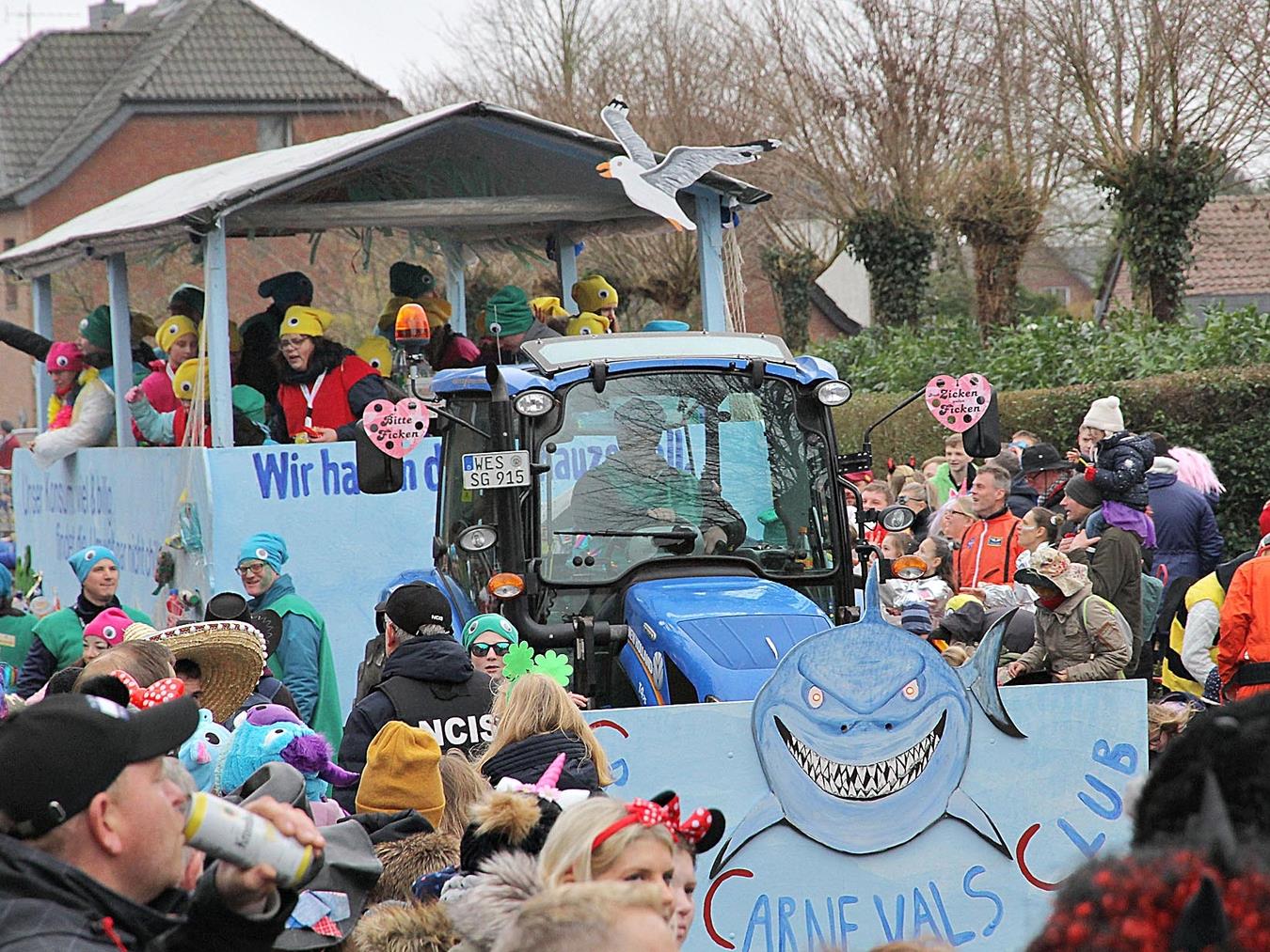 Sehenswerte Karnevalswagen gab es in den vergangenen Jahren reichlich. Die Veener Karnevalisten haben sich einige schon angesehen.NN-Fotos (3/Archiv): Theo Leie