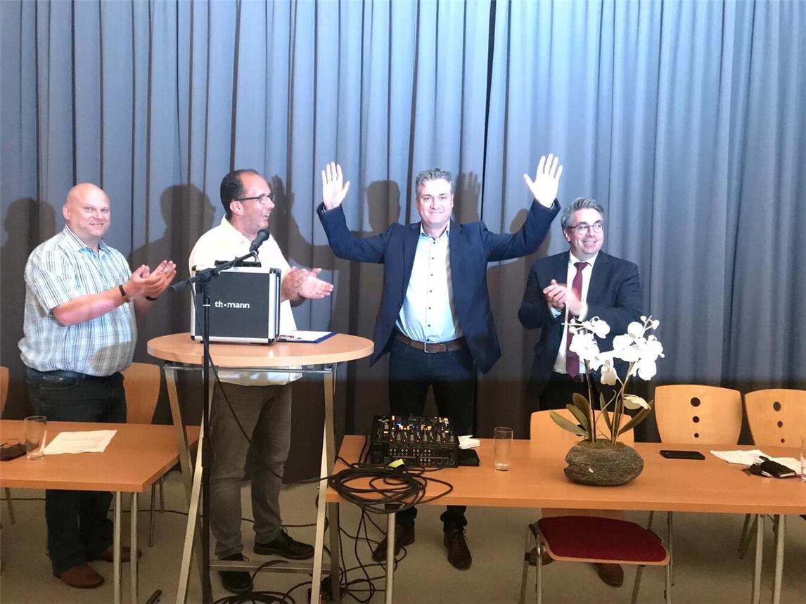 „Seht her, ich bin es.“ Mario Maaßen (2.v.r.) freut sich über seine Nominierung zum Bürgermeisterkandidaten der CDU Kevelaer zu Kommunalwahl im September 2025. NN-Foto: Kerstin Kahrl