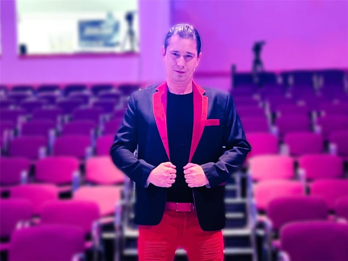 Seine Show zeichnet sich dadurch aus, dass Freiwillige aus dem Publikum auf die Bühne kommen und zu den wahren Stars des Abends werden. Foto: Timo Dante