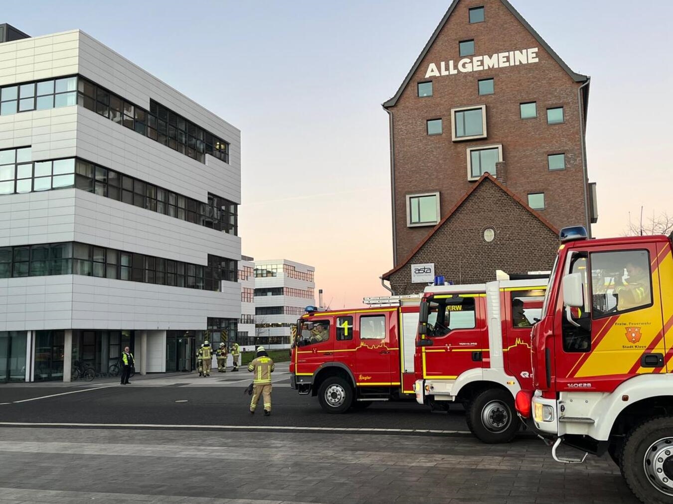 Seit 16.10 Uhr war die Feuerwehr Kleve an der Hochschule Rhein-Waal am 28. Dezember im Einsatz. Neben den örtlich zuständigen Löschzügen waren auch umliegende Einheiten mit Einsatzmitteln zur Eindämmung und Aufnahme von Wasser im Einsatz. Es befanden sich daher rund 70 Einsatzkräfte der Löschzüge Kleve und Kellen sowie der Löschgruppen Wardhausen-Brienen, Düffelward und Keeken an der Einsatzstelle. Im betroffenen Gebäude musste die Stromversorgung vorsorglich abgeschaltet werden. Mehrere lang laufende, auf eine Stromversorgung angewiesene Experimente wurden daher in benachbarte Gebäude verlegt (ots). Foto: Feuerwehr Kleve