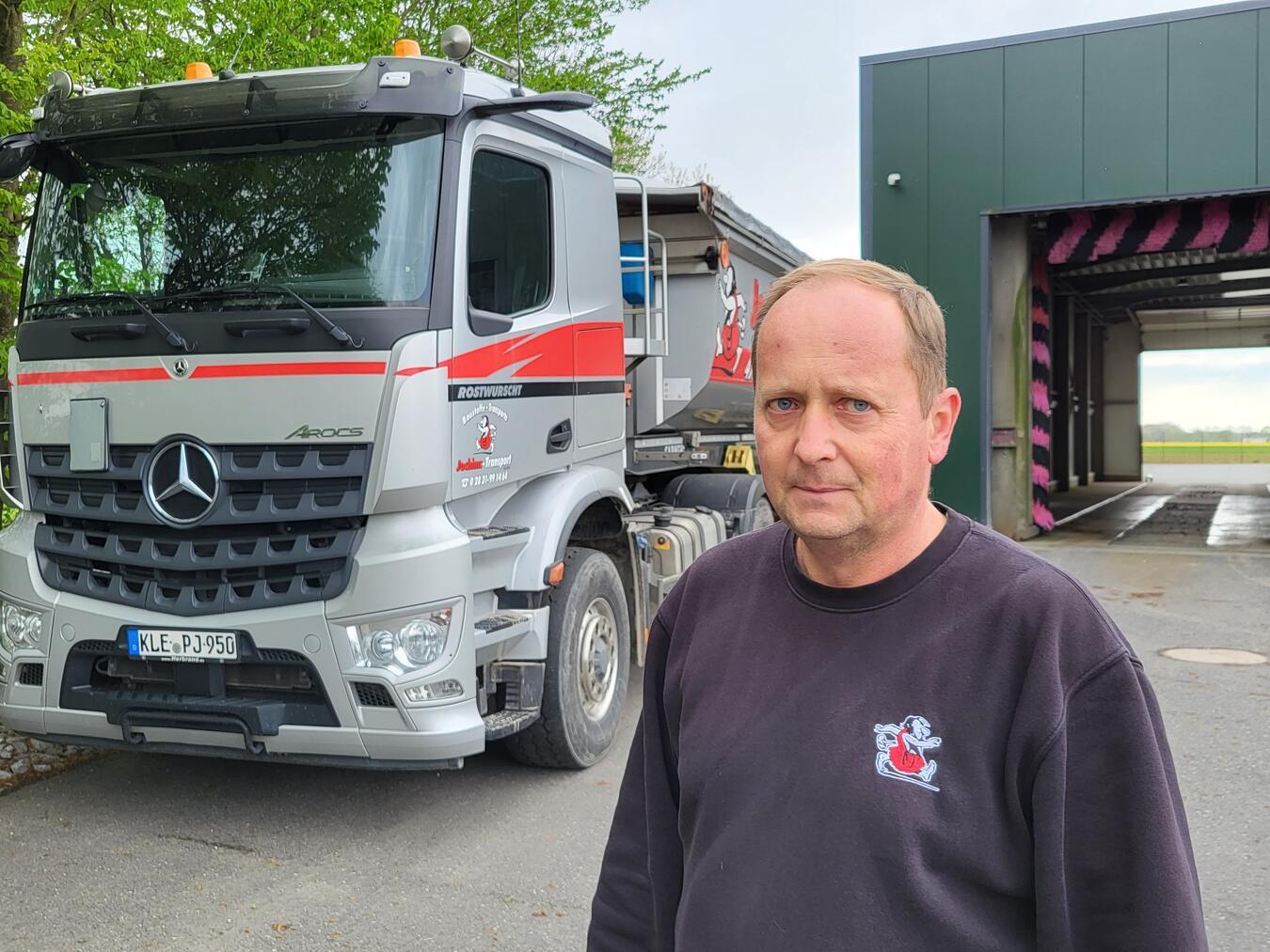 Seit 1994 fährt Torsten Maidl Lkw aller Größen – zunächst lieferte er Getränke auch ins EU-Ausland, mittlerweile ist er mit seinem Kipper im Nahverkehr unterwegs. NN-Foto: MB