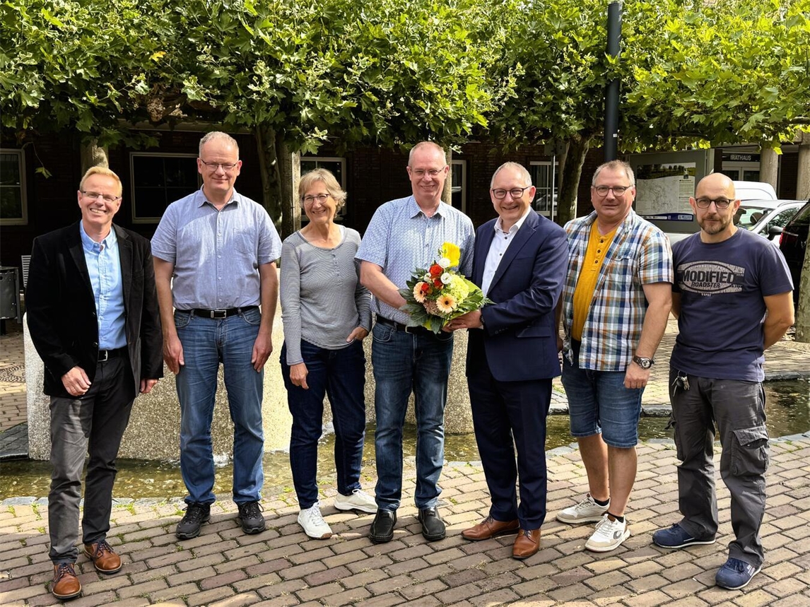 "Rheinschule-Hausmeister Jürgen Vos mit Kollegen und Bürgermeister Hense im Rathaus, 25-jähriges Dienstjubiläum"