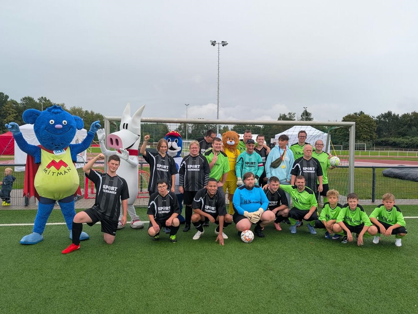 "Inklusionsabteilung Reeser SV feiert 25-jähriges Jubiläum, Gruppenfoto, Sportverein Engagement, Inklusion im Sport"