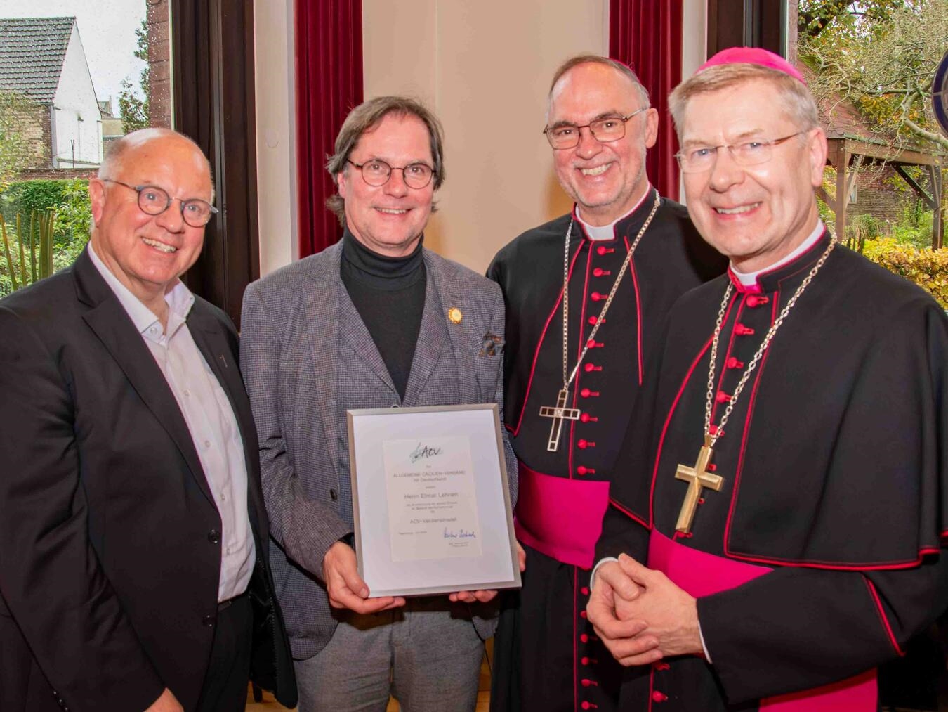 Seit 25 Jahren ist Elmar Lehnen (2. v. l.) der Organist in Kevelaer, ihm gratulierten (v.l.) Wallfahrtsrektor Stefan Dördelmann sowie die Weihbischöfe Rolf Lohmann und Stefan Zekorn, die jeweils vor ihrer Weihe Rektoren der Wallfahrt waren.Foto: Bischöfliche Pressestelle / Christian Breuer