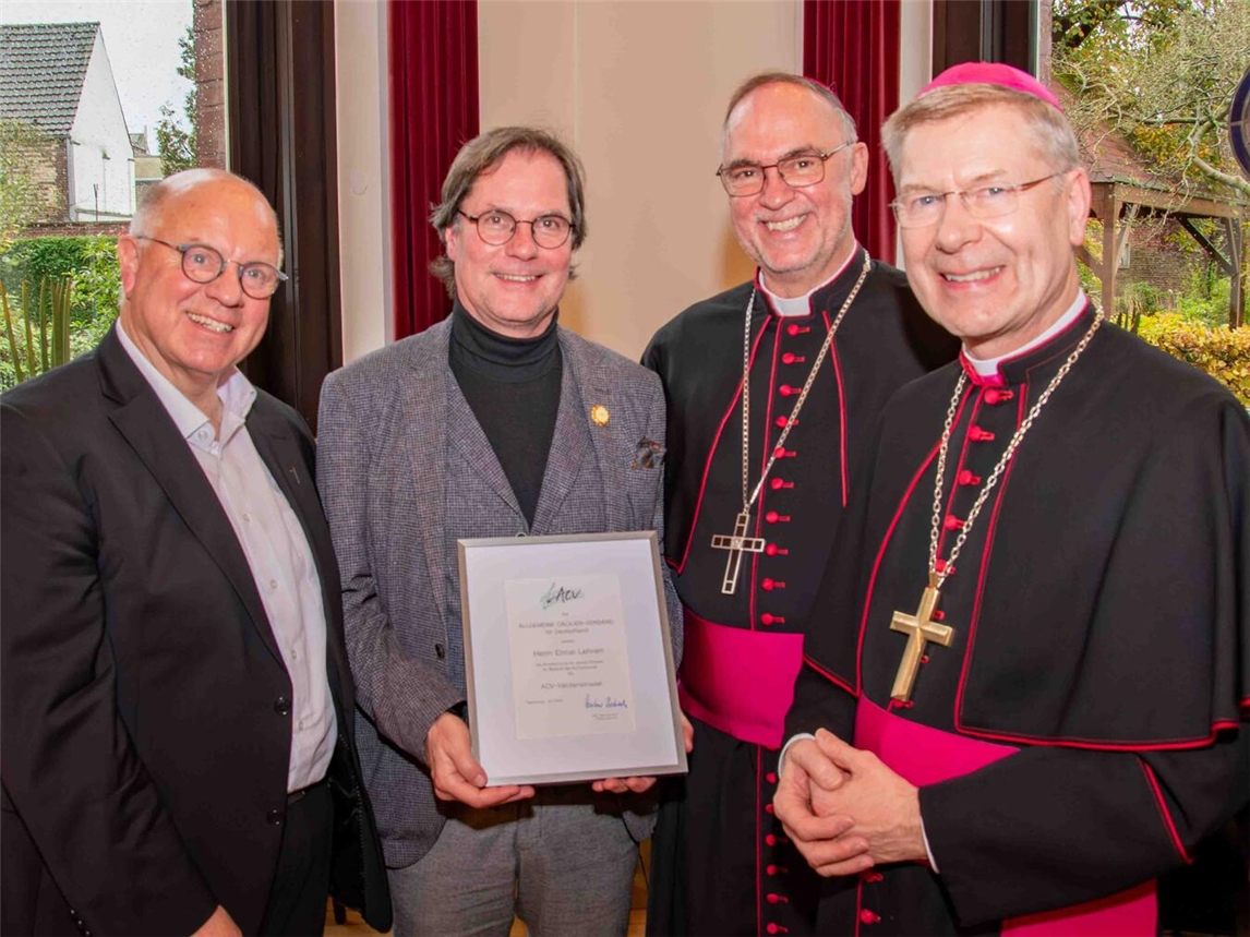 Seit 25 Jahren ist Elmar Lehnen (2. v. l.) der Organist in Kevelaer, ihm gratulierten (v.l.) Wallfahrtsrektor Stefan Dördelmann sowie die Weihbischöfe Rolf Lohmann und Stefan Zekorn, die jeweils vor ihrer Weihe Rektoren der Wallfahrt waren.Foto: Bischöfliche Pressestelle / Christian Breuer