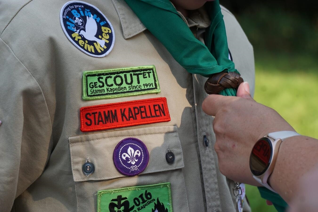 "Pfadfinder Kapellen 35-jähriges Jubiläum, Gruppenfoto, Outdoor-Feier, Teamgeist, Gemeinschaft"
