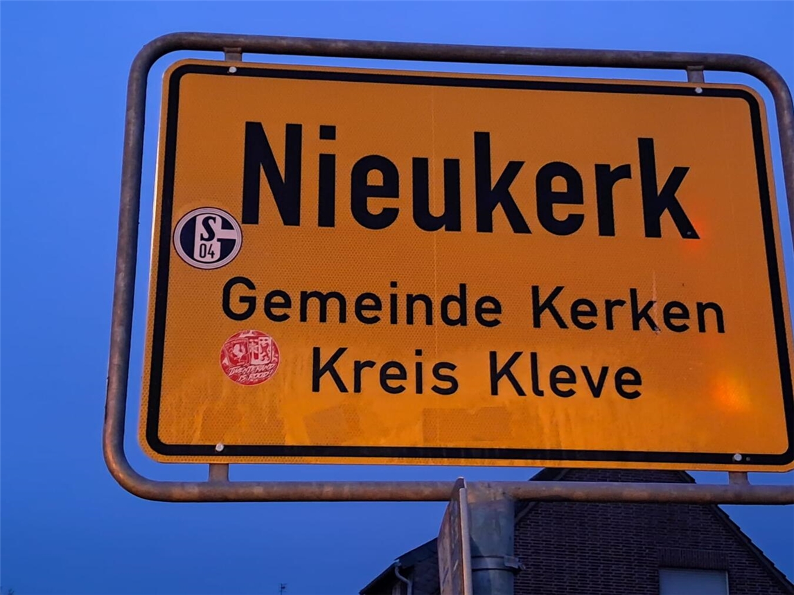 Seit geraumer Zeit häufen sich die Fälle von Aufklebern an Verkehrszeichen, Ortschildern und Masten.Fotos: Gemeinde Kerken