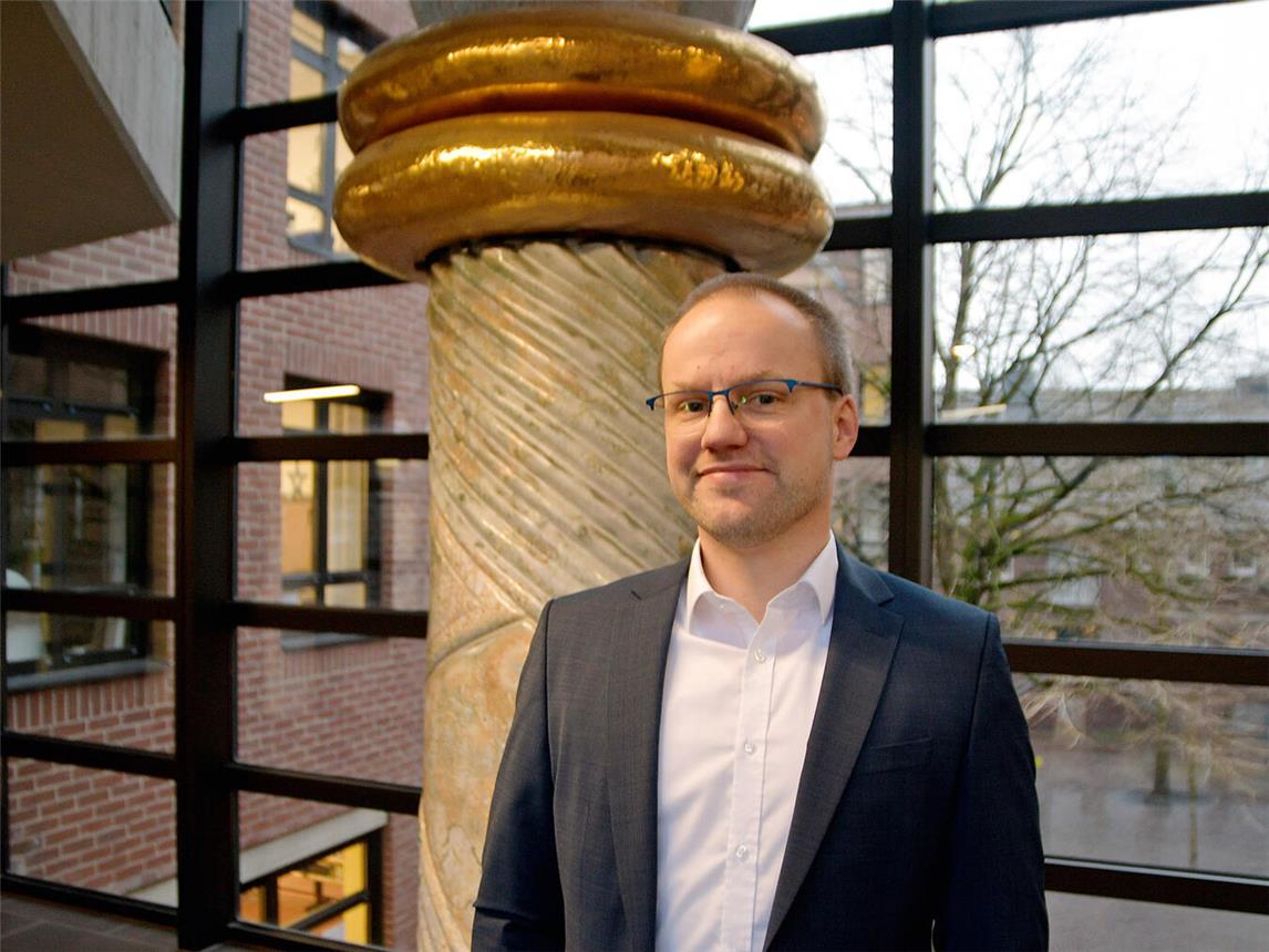 Seit inzwischen zwölf Jahren arbeitet Niklas Kehren in der Kämmerei der Stadt Emmerich, anfangs als Sachbearbeiter, später stieg er dann zum stellvertretenden Fachbereichsleiter auf. NN-Foto: Rüdiger Dehnen