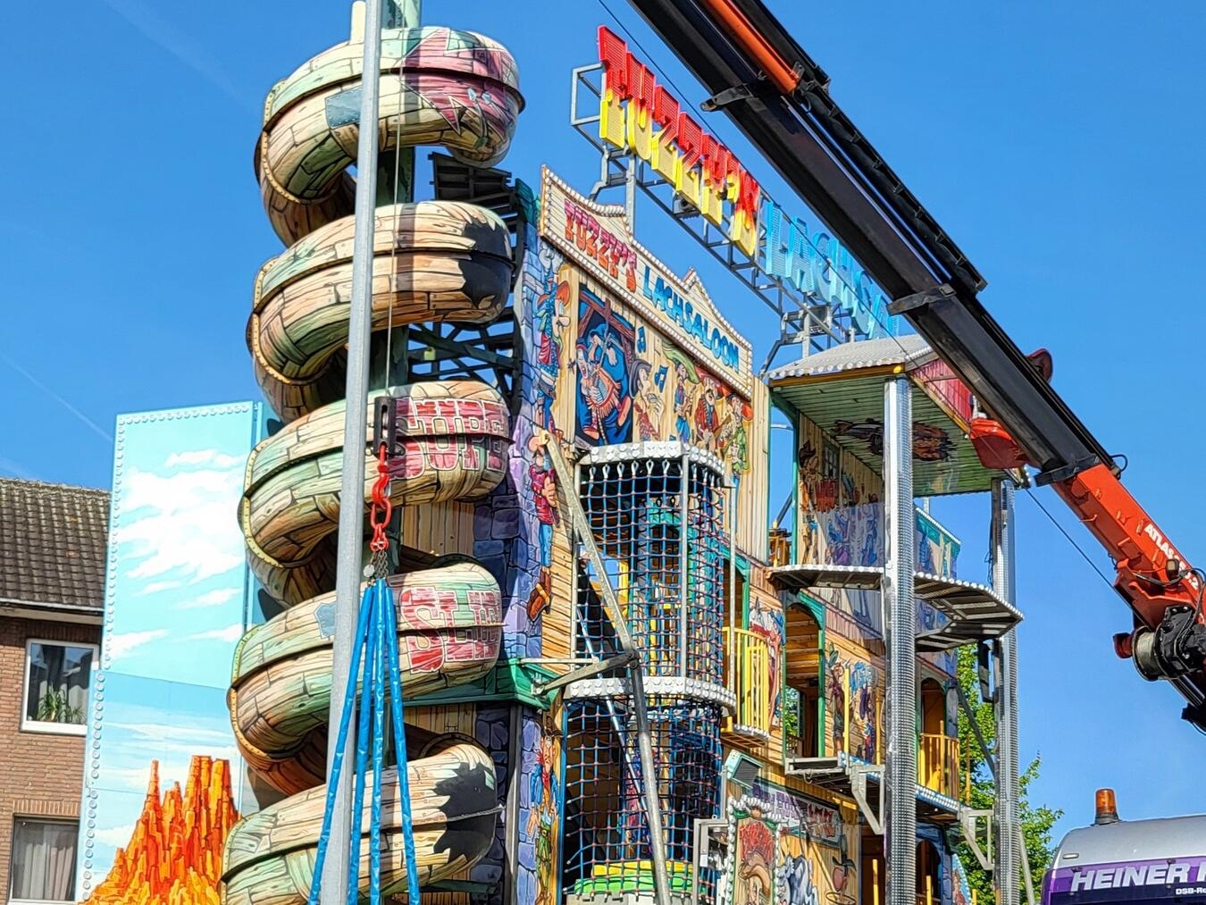 Großeinsatz für die Kirmes: Aufbau läuft auf Hochtouren "Aufbauarbeiten am Mittwochmorgen, Fotograf: Michael Bühs, Baustelle, Konstruktion"