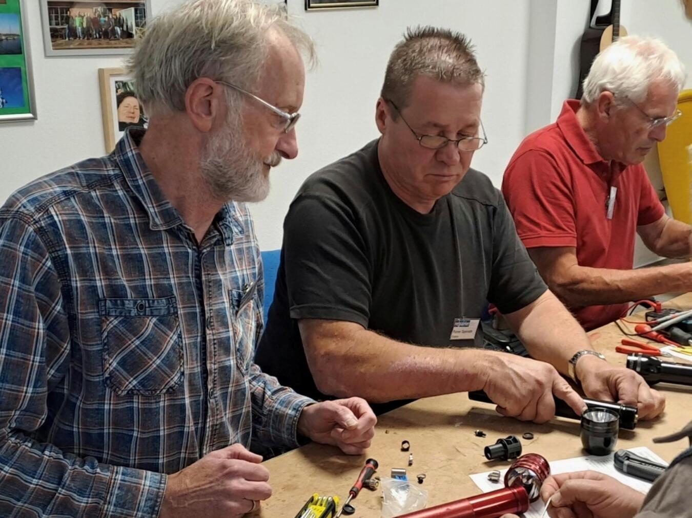 "ReparierBar Geldern Treffen November 2022, Gemeinschaftsarbeit zur Reparatur von Geräten, Foto privat"