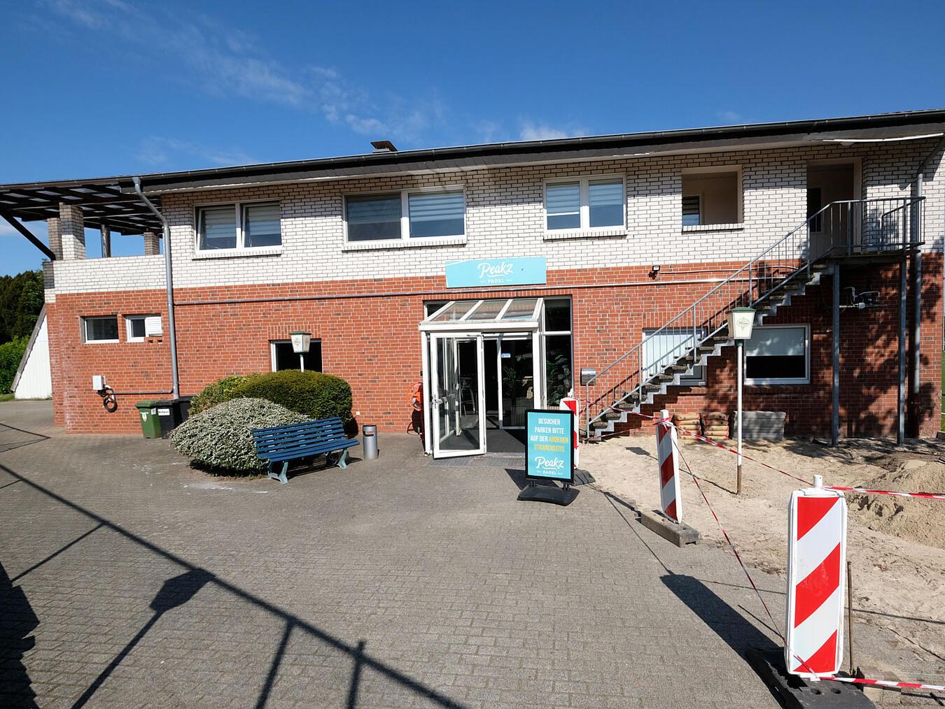 Seit November wird in der ehemaligen Tennishalle an der van den Bergh-Straße in Kleve gespielt. NN-Foto: Rüdiger Dehnen