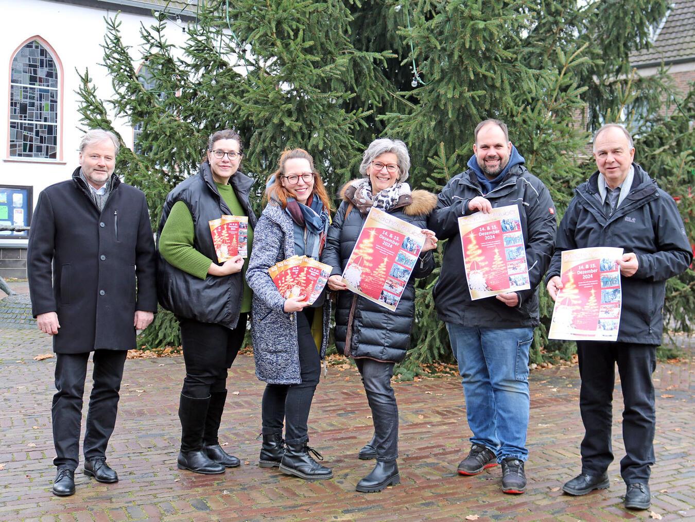 Seit vielen Jahren organisieren der Werbering Uedem und die Gemeinde Uedem den Büdchenzauber auf dem Marktplatz. Auf die inzwischen 16. Auflage am kommenden Wochenende freuen sich (v.l.): Bürgermeister Rainer Weber und Klaudia Gärmer (Gemeinde Uedem), sowie vom Werbering Uedem Melanie Beba ( 2. Vorsitzende), Petra Verfürth (Beisitzerin), Alexander Haaken (1. Vorsitzender) und Heinrich Verhaelen (Schatzmeister). NN-Foto: CDS