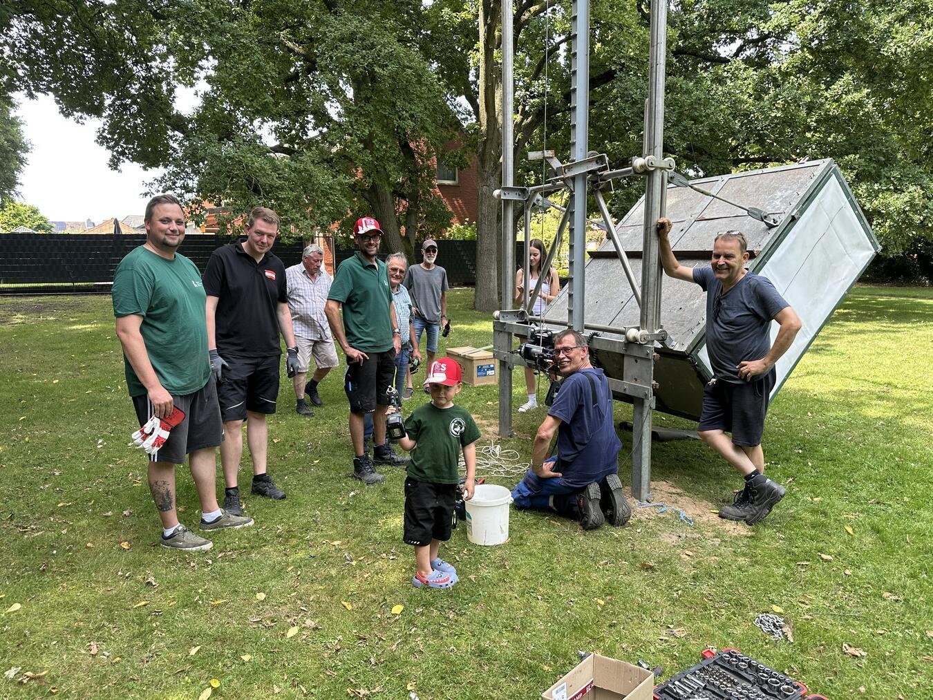 Selbst die Kleinsten halfen mit: Gemeinsam schmückten Mitglieder der Sankt Antonius Schützenbruderschaft und des Spielmannszuges „Blau-Weiß“ Hartefeld das Dorf und installierten die Schießanlage auf der Wiese am „Alten Pfarrhaus“. Für das Vogelschießen am Sonntag ist alles bereit.Foto: hvs