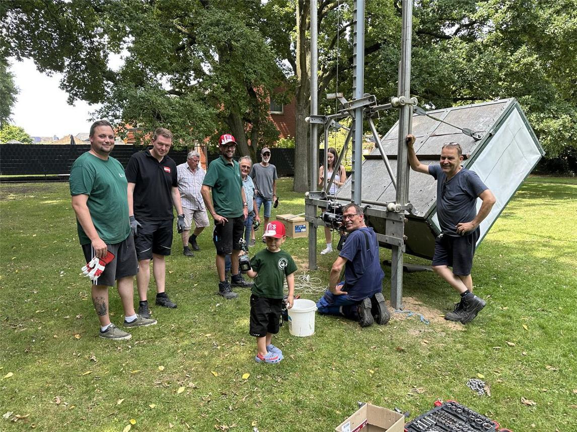 Selbst die Kleinsten halfen mit: Gemeinsam schmückten Mitglieder der Sankt Antonius Schützenbruderschaft und des Spielmannszuges „Blau-Weiß“ Hartefeld das Dorf und installierten die Schießanlage auf der Wiese am „Alten Pfarrhaus“. Für das Vogelschießen am Sonntag ist alles bereit.Foto: hvs
