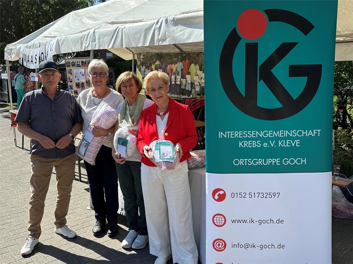 Selten habe man sich derart intensiv mit Stand-Besuchern ausgetauscht, wie auf dem Pfarrfest in Kessel, freuen sich (v.l.) Heinz-Gerd Hendricks, Marleen Schwiebbe, Anette Wahl und Ulla Kuypers. Foto: privat