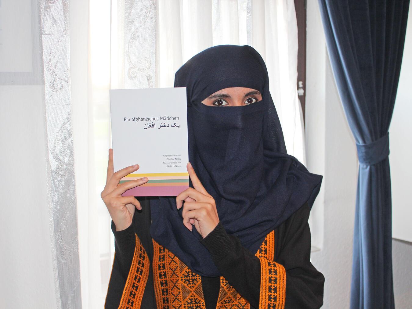 Shahin Noori mit ihrem Erstlingswerk. NN.Foto: T. Langer