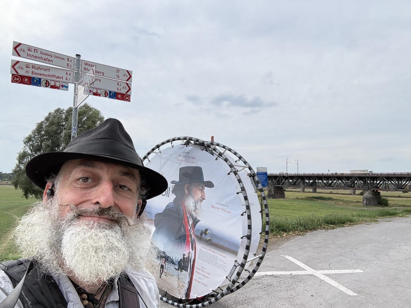 "Shahin Tivay Sadatolhosseini mit Rhönrad auf dem Weg zum Straßenkunstfestival in Geldern"