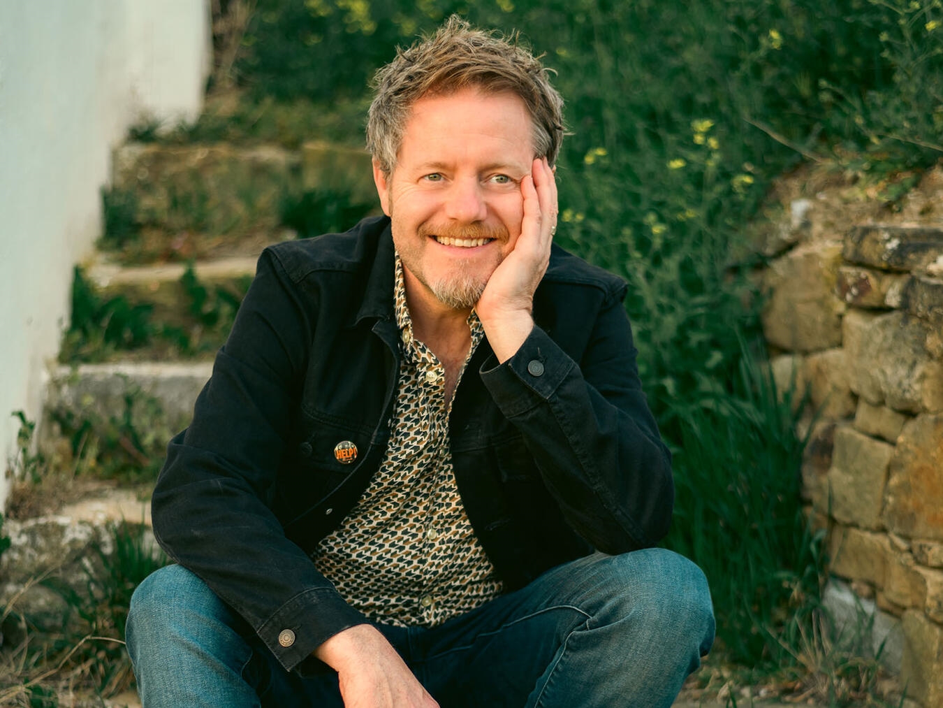 "Shane Ó Fearghail live am 28. Oktober in Mehr, Foto von Sabine Mann, Musiker mit Gitarre auf Bühne"