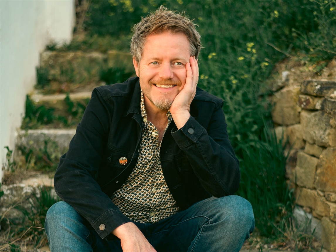 "Shane Ó Fearghail live am 28. Oktober in Mehr, Foto von Sabine Mann, Musiker mit Gitarre auf Bühne"