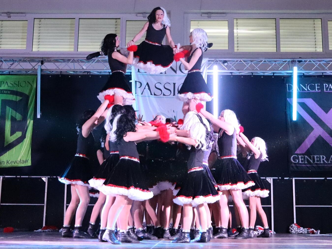 Show Dynamic präsentierte das Leben von Cruella de Vil durch spektakuläre Hebungen und eine energische Choreografie.