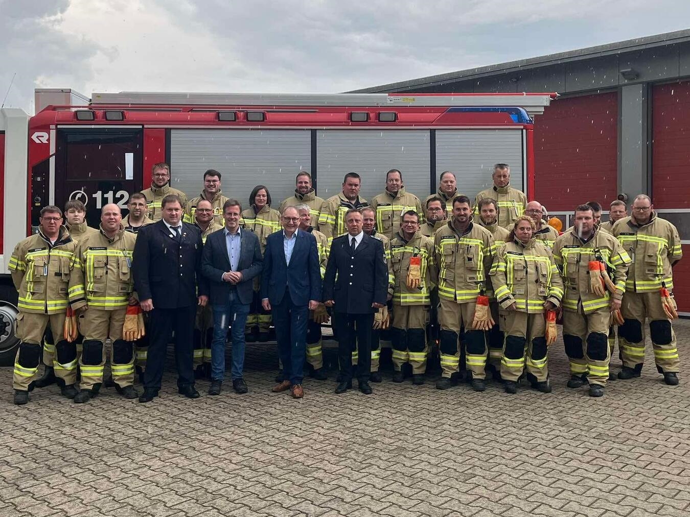"Löschzug Haffen-Mehr in neuer Schutzkleidung mit Feuerwehr- und Stadtführung bei sicherem Einsatz."