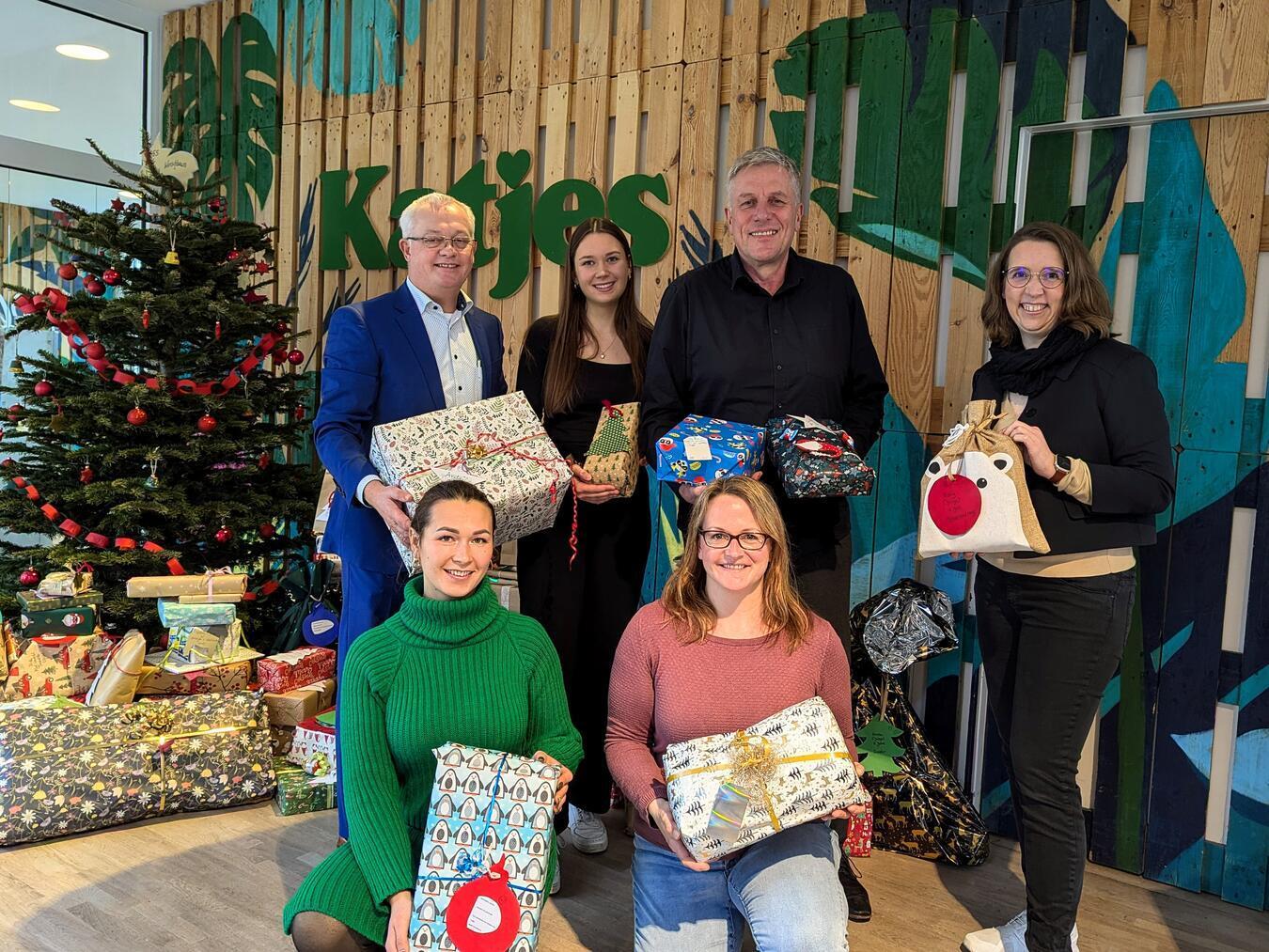 Sie bereiten mit ihrem Engagement Kindern eine Freude: (V.l oben) Jürgen Kucken, Emily Krypczyk (Leiterin der Aktion bei Katjes), Peter Schönrock und Katrin Wißen (SOS-Kinderdorf) sowie (v.l unten) Zalina Peters und Sina Giesen (Brückenstiftung).