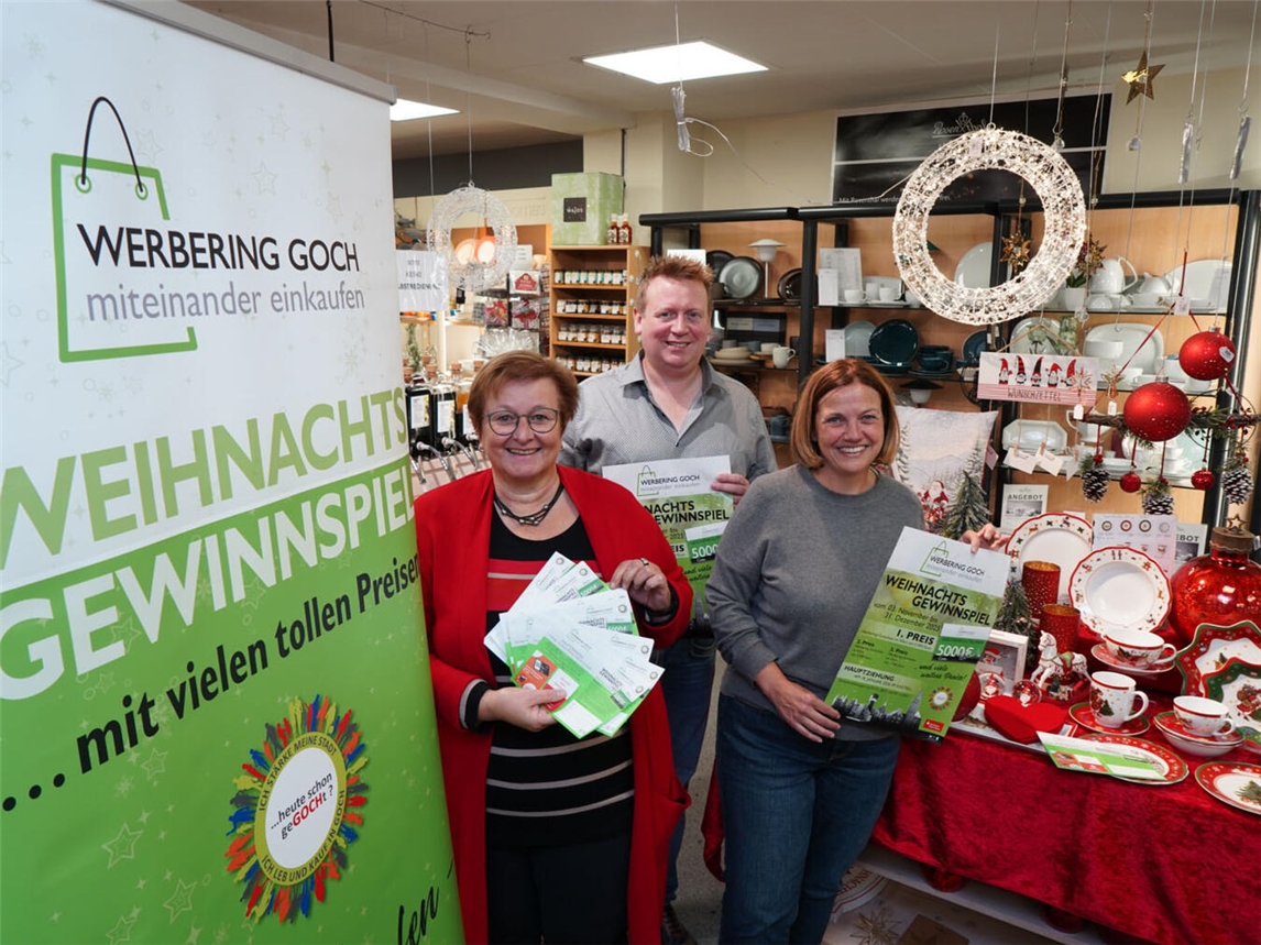 Sie drücken allen fleißigen Markensammlern ganz fest die Daumen (v. l.): Karin Arntz und Michael Büchi (Werbering-Vorstand) sowie Werbering-Geschäftsführerin Nicole Thissen. NN-Foto: Gerhard Seybert