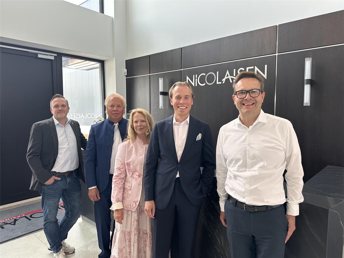 "Carsten, Karla und Henrik Nicolaisen mit Bürgermeister Sven Kaiser und Wirtschaftsförderer Stefan von Laguna im neuen Firmengebäude"