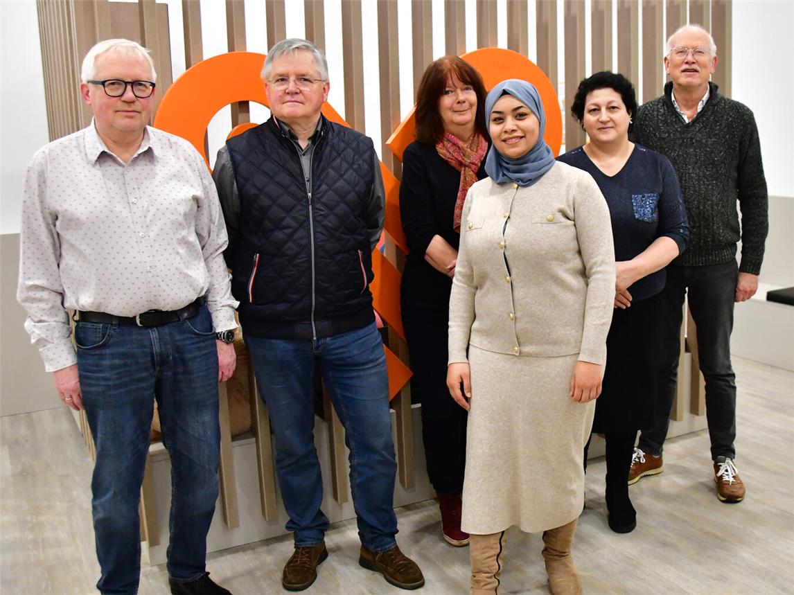 Sie engagieren sich freiwillig und bieten Ratsuchenden ihre Hilfe im Caritas-Beratungszentrum in Emmerich: (v. l.) Bernd Woytowicz, Ulrich Bergmann, Sigrid Seegers, Asmaa Ibrahim, Saicha Sloey und Bert Visser. Foto: CV Kleve