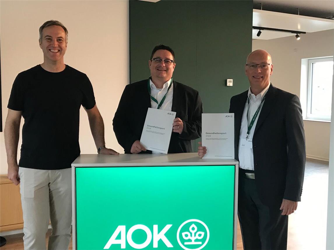 Sie erläutern den Gesundheitsreport 2024, von links: Dr. Volquart Stoy, Referent Steuerung und Versorgungsentwicklung der AOK Rheinland/Hamburg, Pascal Wieners, Leiter Regionales Gesundheitsmanagement der AOK Kleve-Wesel, und Manrico Preissel, Regionaldirektor der AOK-Regionaldirektion Kleve-Wesel. NN-Foto: Kerstin Kahrl