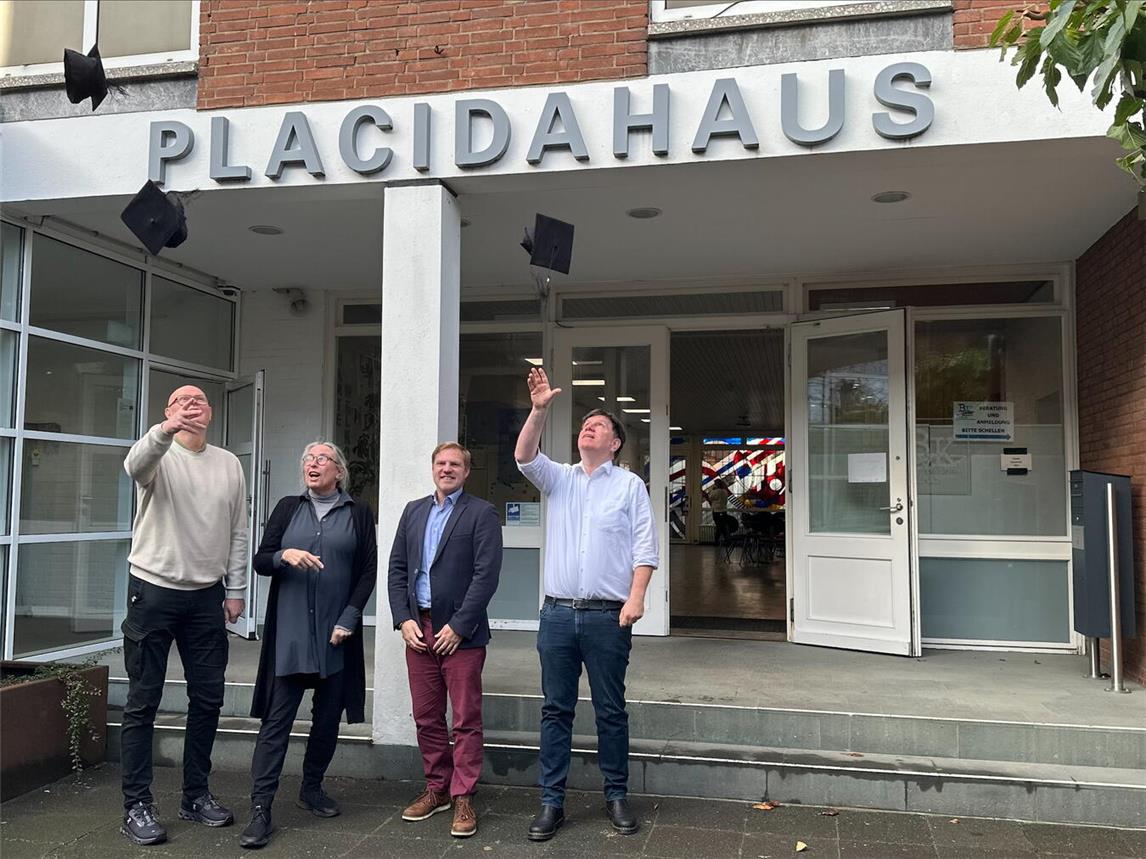 Sie feiern schonnmal: Michael Lammers (l.), Martina Bardehle und Thorsten Funke (alle Placidahaus) sowie Rainer Beurskens (2.v.r.) von der Fachhochschule des Mittelstandes NN-Foto: SP
