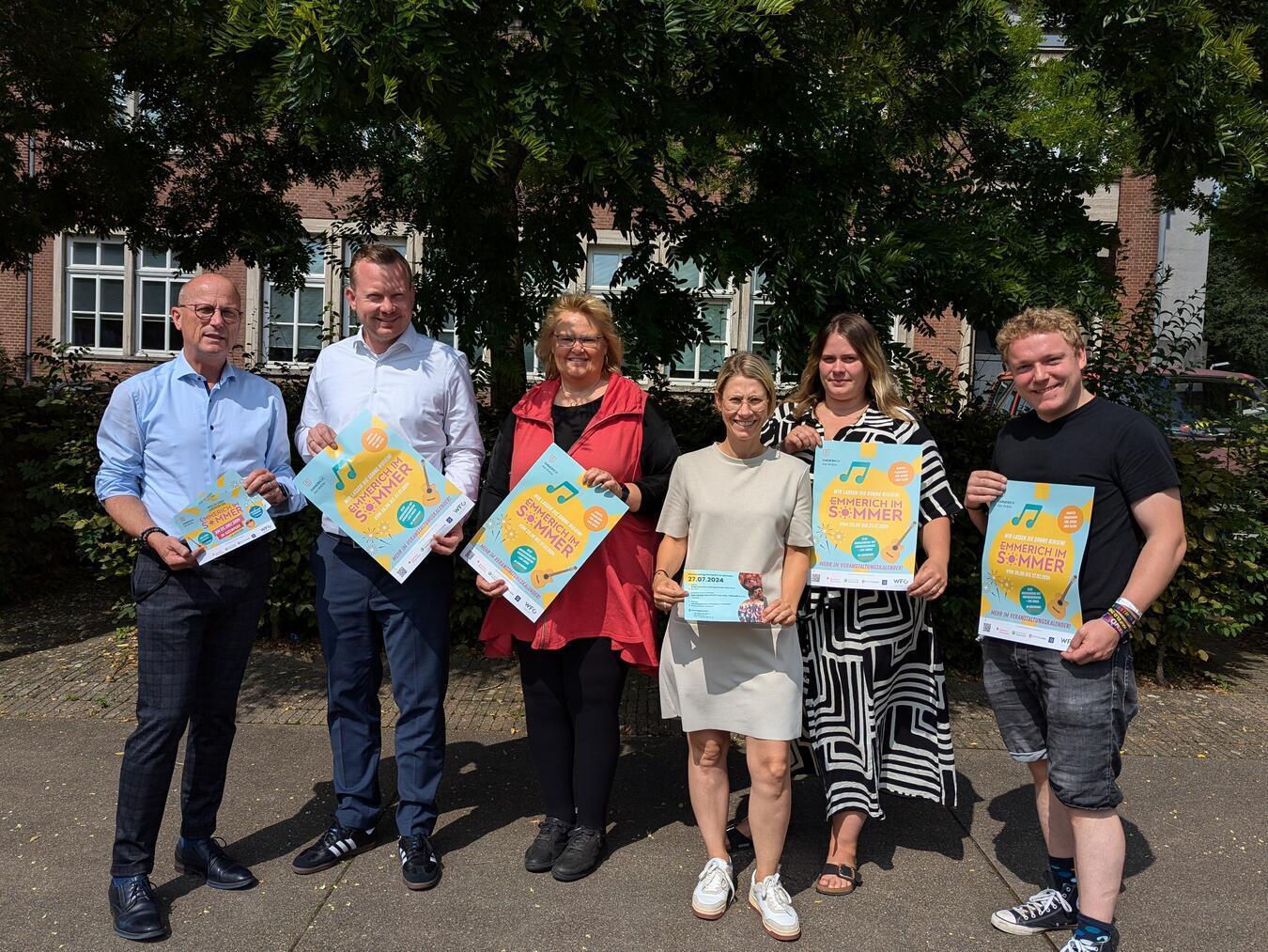 Emmerich im Sommer
feiert letzten Tag am 27. Juli Sie freuen sich auf das Highlight der Saison Emmerich im Sommer: (v.l) Bürgermeister Peter Hinze, Steffen Borth (Stadtwerke Emmerich), Manon Loock-Braun, Sara Kreipe, Patricia Hell und Marcel Jansen (Alle WFG). NN-Foto: J. Kurschatke