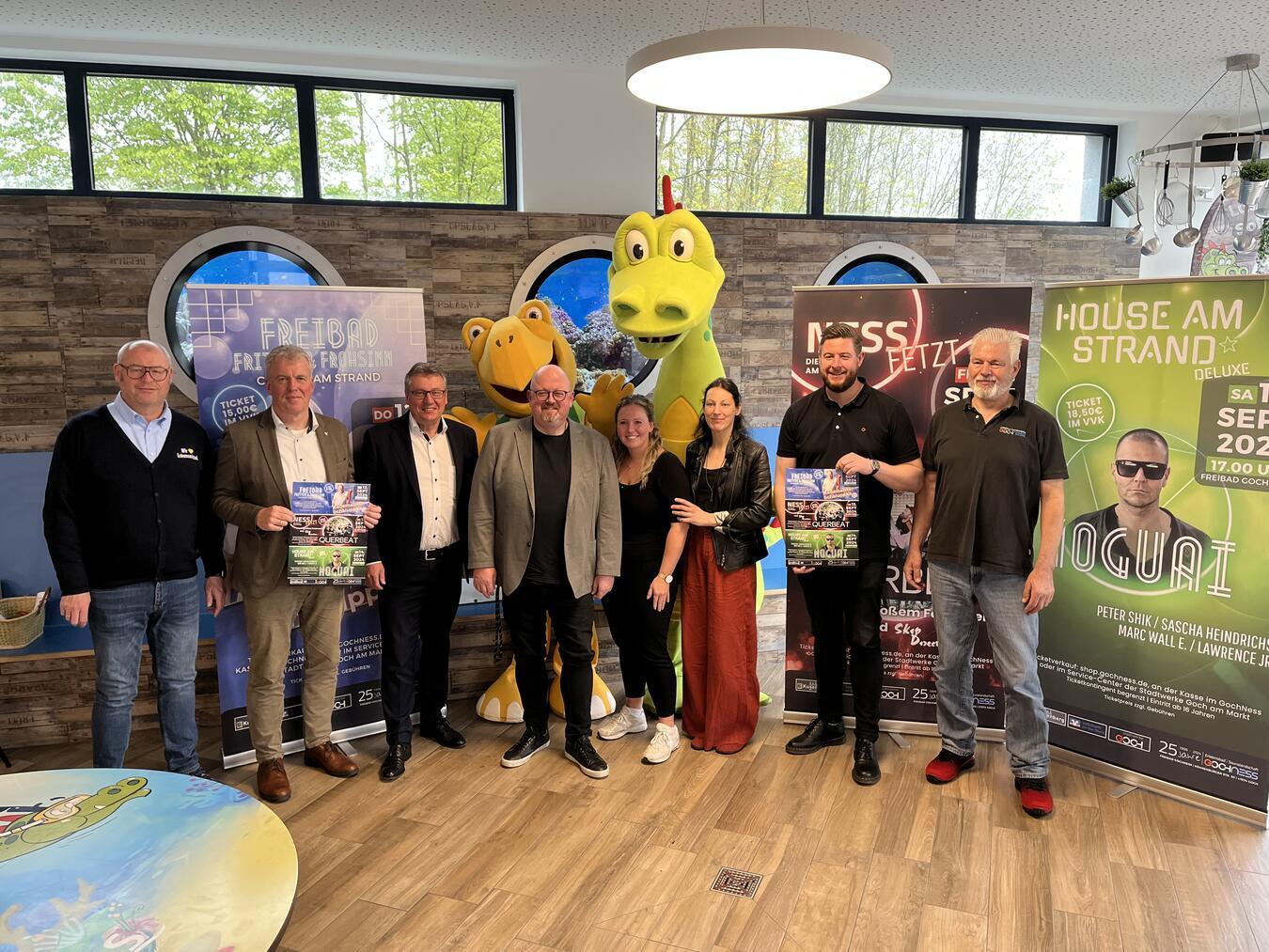 Sie freuen sich auf das Party-Wochenende (v.l.): Christian Kusenberg (Edeka Kusenberg), Thomas Grootens (Geschäftsstellenleiter Voba an der Niers), Johannes Janhsen (Vorstand Voba an der Niers), Carlo Marks (Geschäftsführer Stadtwerke Goch), Jana Kalina (Stadtwerke/Projektsteuerung), Jelena Pocek (Betriebsleitung GochNess), Jann Philipp Thiele (Stadtwerke/Projektsteuerung) und Joris Hartmans (Betriebsleitung GochNess). Nicht zu vergessen natürlich die beiden Maskottchen „Nessi“ (r.) und „Schorsch“ (l.)Foto: Christian Peters/Stadtwerke Goch