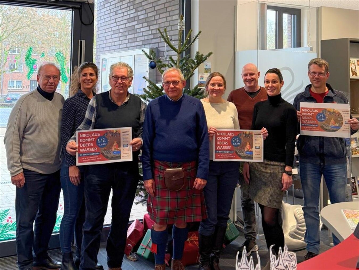 Sie freuen sich auf den Besuch des Nikolaus: (v. l.) Heinz Ververs, Verena Rohde (WTM), Peter van Uhm, Klaus Venhofen, Mina van Lutterveld (WTM), Christof van Schrick, Julia Koppetsch (Sparkasse), Sven Verfondern. NN-Foto: HF