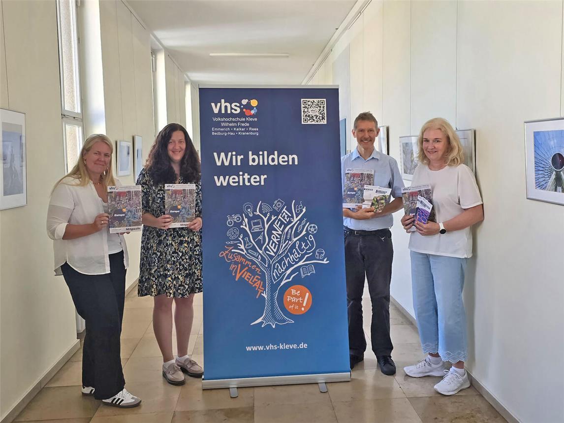 Sie freuen sich auf den Semesterstart (v.l.): Melanie Dekker (Fachbereichsleitung Deutsch als Zweitsprache), Aija Samina-Edelhoff (Fachbereichsleitung Pädagogik, Psychologie, Gesundheit, Kunst, Junge VHS, Studienreisen), VHS-Chef Alf Thorsten Hausmann und Monika Rycken (Fachbereichsleitung Fremdsprachen). NN-Foto: HF