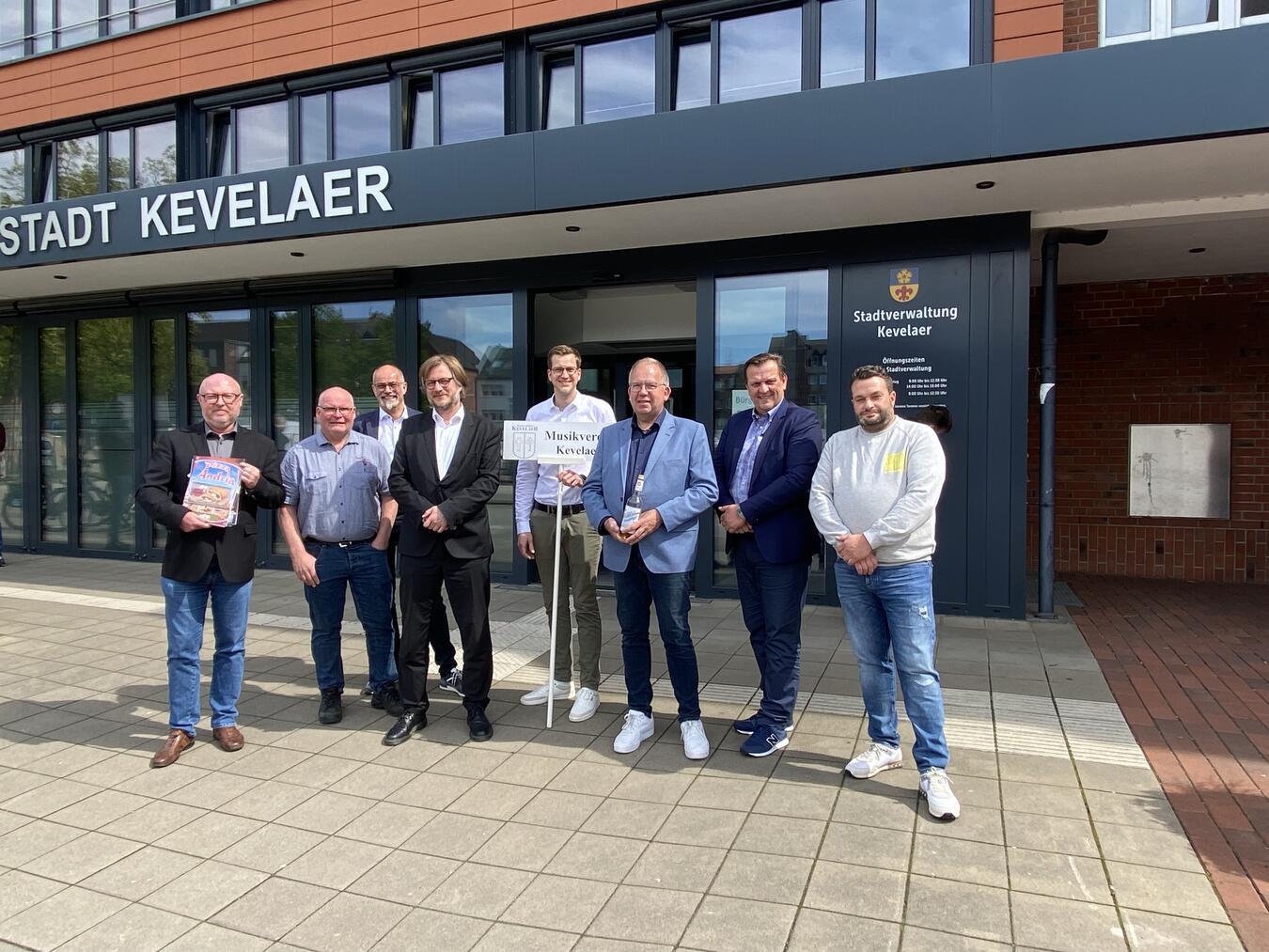 Kevelaer macht sich chic für die Kirmes Sie freuen sich auf die Kevelaerer Kirmes 2024, v.l.: Patrick Simon, Ordnungsamtsleiter und Marktmeister; Ludger Holla, Leiter Fachbereich 4; Marcus Plümpe, Präsident der Geselligen Vereine Kevelaer, Bürgermeister Dr. Dominik Pichler, Adjutant Raphael Seegers; Festkettenträger Georg Seegers, Dirk Janßen, Vorsitzender Schaustellerverband Kleve-Geldern, und David Thommessen, Schausteller.Foto: © Wallfahrtsstadt Kevelaer