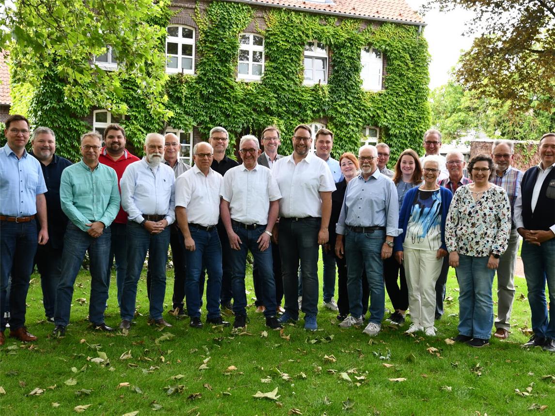 Sie freuen sich auf die Winnekendonker Kirmes 2024: das Präsidium der Geselligen Vereine, Festkettenträger, Adjutant, Schützenkönig, Minister und Vereinsvorsitzende. NN-Foto: Gerhard Seybert