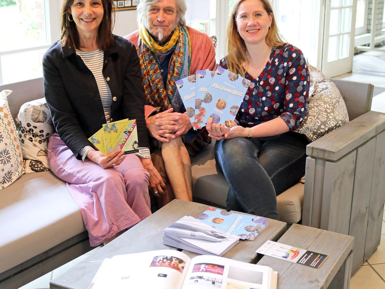Kunst und gemütliche Lagerfeuer-Atmosphäre Sie freuen sich auf Kunst und Begegnung: Gesine Lersch, Martin Lersch und Jasmin Schöne (v. l.).NN-Foto: CDS