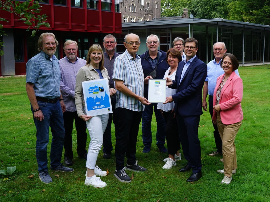 Sie freuen sich, dass sich Geldern weiterhin „Fairtrade-Stadt“ nennen darf: Die Mitglieder der Steuerungsgruppe sowie Tim van Hees-Clanzett (3.v.r., Erster Beigeordneter Stadt Geldern) und Janine Segref (r., Leiterin Bereich Umwelt, Klima und Mobilität der Stadt Geldern). Foto: Stadt Geldern