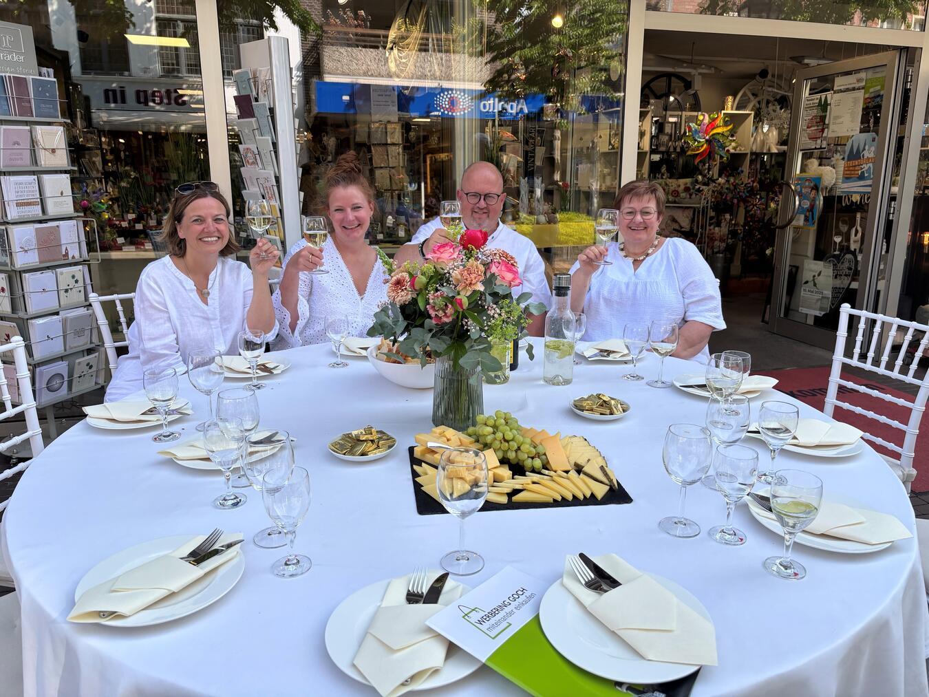 Sie freuen sich schon auf viele gut gelaunte Gäste in Weiß (v.l.): Nicole Thissen (Werbering-Geschäftsführerin), Kristina Derks (Leitung Marketing und Kommunikation Stadtwerke Goch), Carlo Marks (Geschäftsführer Stadtwerke Goch) und Karin Arntz (Werbering-Vorstand). NN-Foto: CDS
