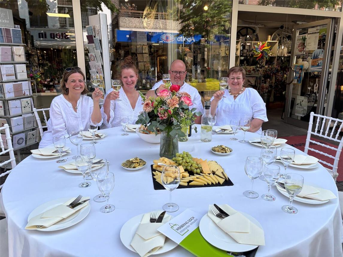 Sie freuen sich schon auf viele gut gelaunte Gäste in Weiß (v.l.): Nicole Thissen (Werbering-Geschäftsführerin), Kristina Derks (Leitung Marketing und Kommunikation Stadtwerke Goch), Carlo Marks (Geschäftsführer Stadtwerke Goch) und Karin Arntz (Werbering-Vorstand). NN-Foto: CDS