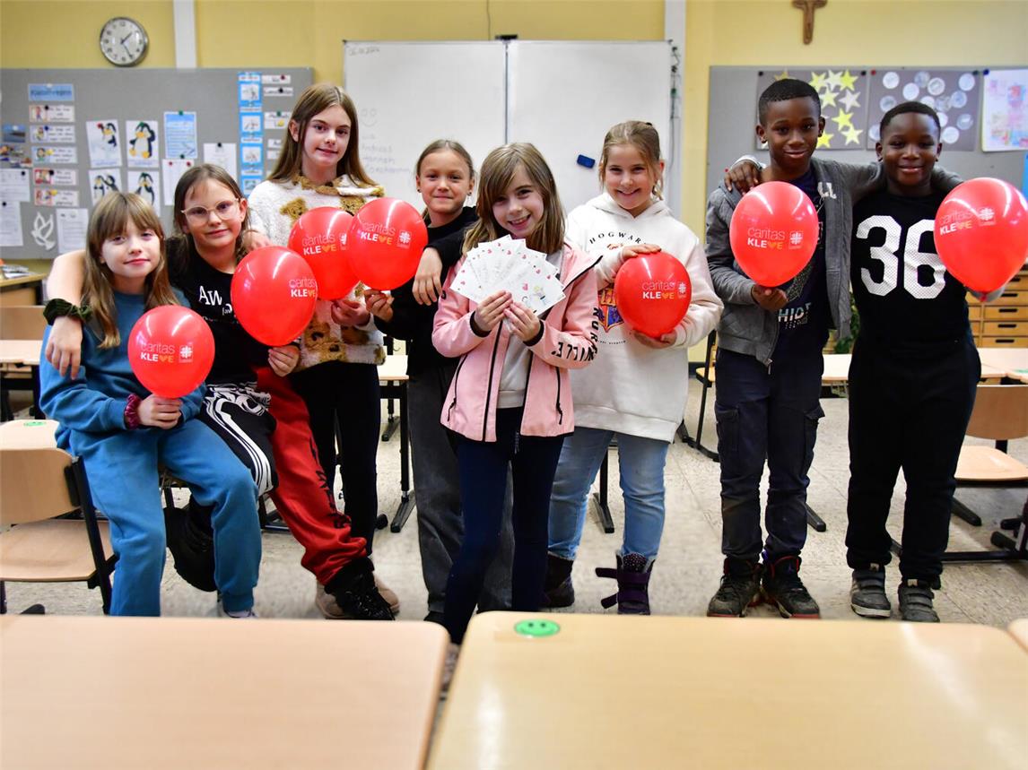 Sie freuen sich über die Antwortkarten: Schüler aus der Offenen Ganztagsschule an der Marienschule in Materborn. Foto: Caritas