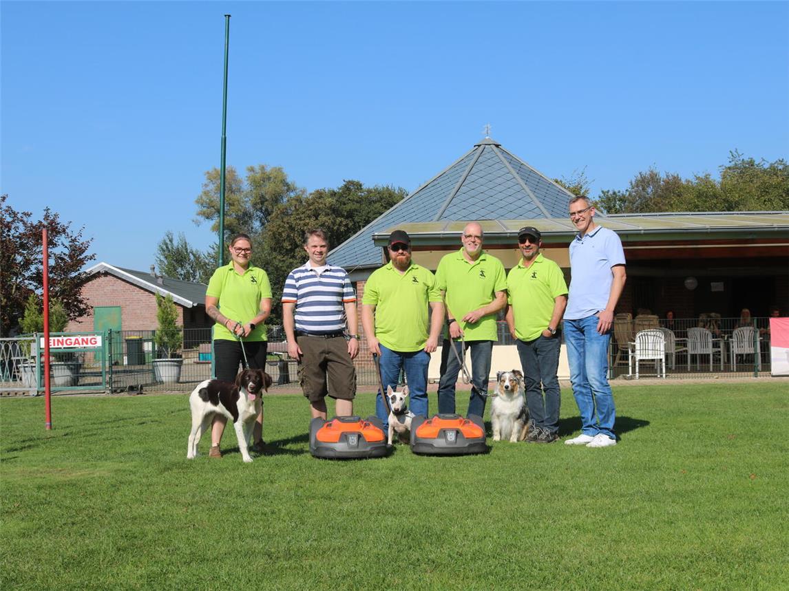 Sie freuen sich über die Arbeitserleichterung durch die fleißigen Mähroboter, v.l.: Lysanne Hanings, 2. Vorsitzende des Hundevereins GHSV Weeze, von der Stiftung „Jetzt Weeze“ Dominik Behet, der 1. Vorsitzende des GHSV Weeze Lars Feddema sowie Kassierer Jochen Helpenstein und Obmann Klaus Neffelt mit Konrad Willemsen von der Stiftung. Foto: privat