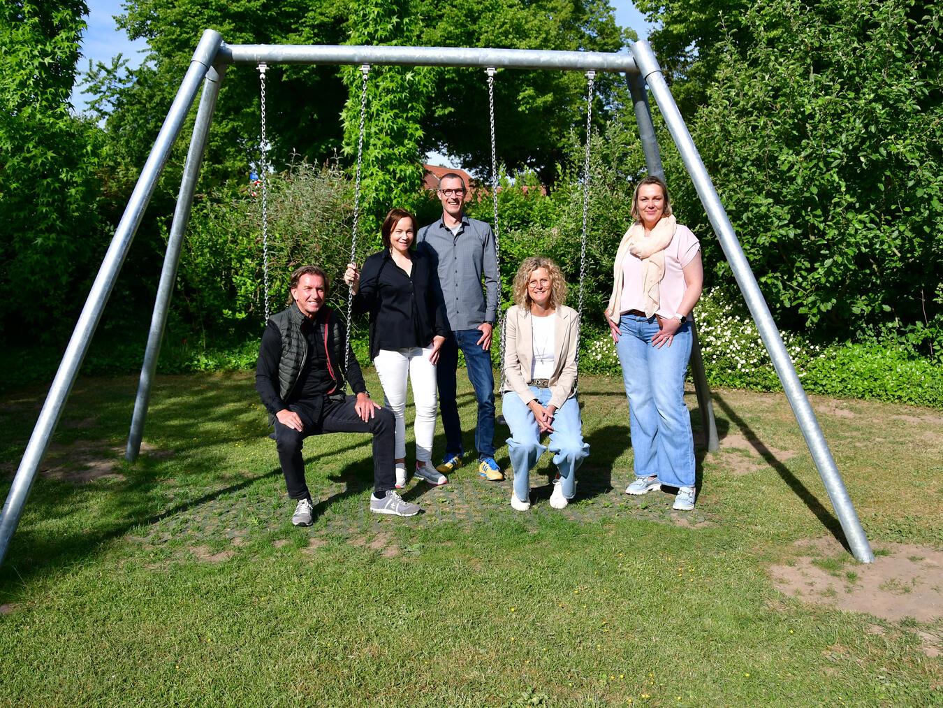 Sie freuen sich über die neue Schaukel für die Kinder und Jugendlichen der Wohngruppe „Rosa“ in Asperden: Jochen Koenen und Judith Munzert (beide Zevens-Stiftung sowie Einrichtungsleiter Tobias Neifeind, Fachbereichsleiterin Elke Kotthoff und Wohngruppenleiterin Susanne Storm (alle Caritas Kleve). Foto: privat
