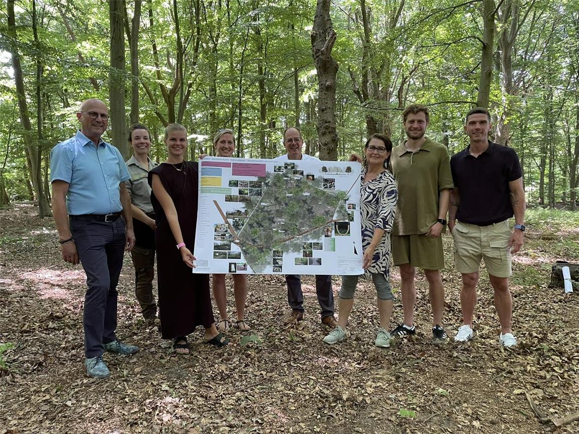 Sie gaben den Startschuss für den Waldspielplatz: (V.l) Bürgermeister Peter Hinze, Christin Günther, Rabea Gosens, Regina Pommerin, Oliver Schmidt (Volksbank), Jenny Humrich, Julian Bruckmann (Stiftungsratsmitglied) und Robin Gosens. Foto: Stadt Emmerich