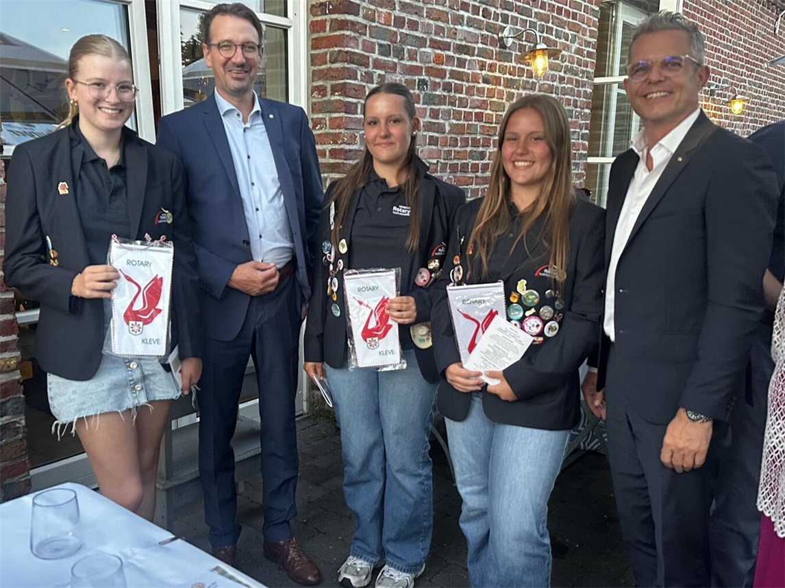 Austauschschülerinnen mit Rotary-Mitgliedern; Fleur van Cuijlenborg, Janneke und Frederike Haps, Dirk Untied, Christian Görtzen.