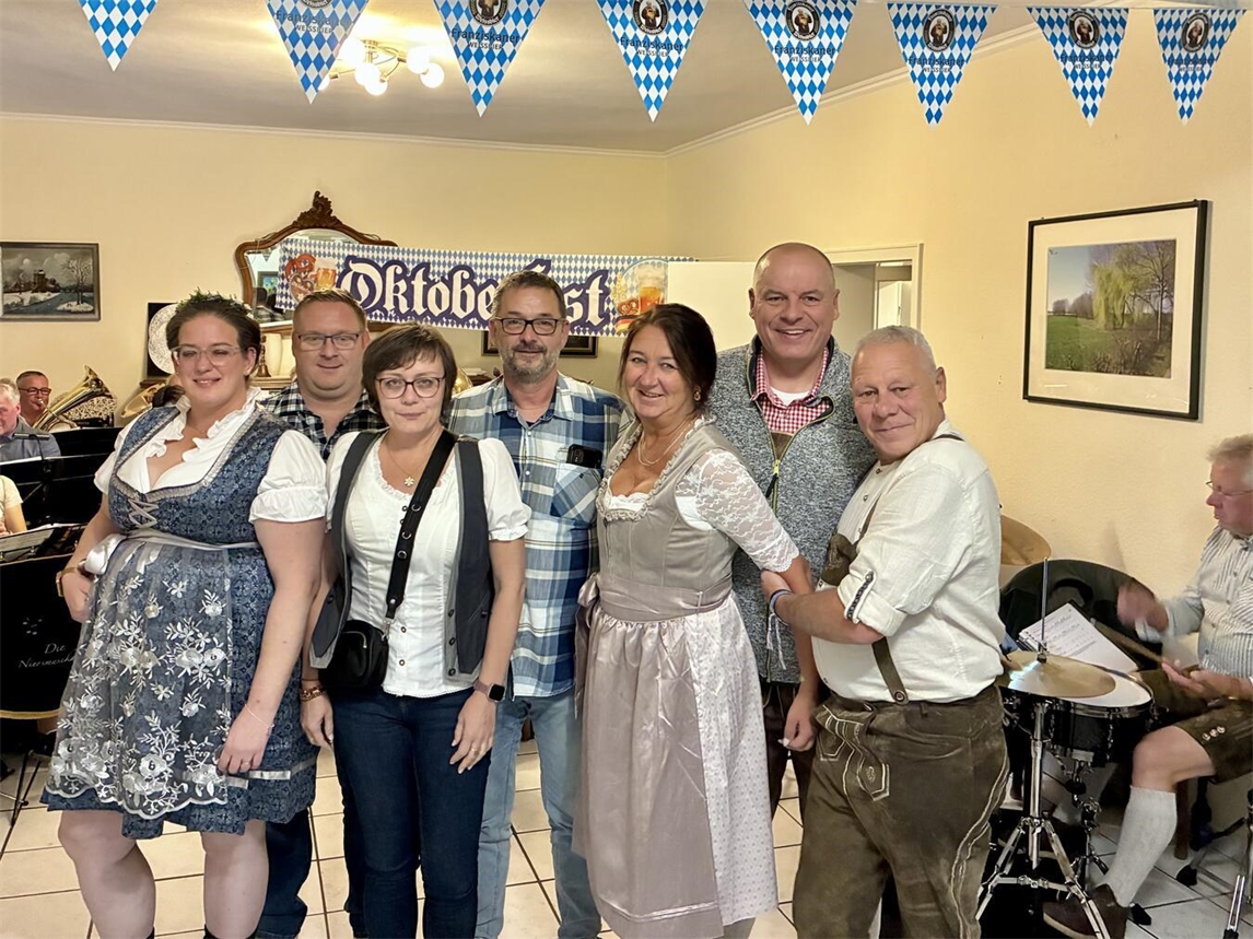 "Königspaare Kalkar Altkalkar Till-Moyland beim Schmiede-Oktoberfest"